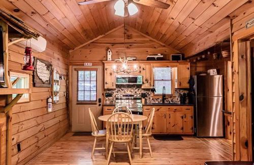 Dahlonega House | Creekside Cabin Hot Tub Near Wineries Sleeps 4