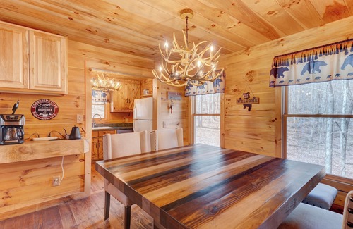 Talking Rock Cabin | Creekside cabin, hot tub, fire pit, wood pizza oven n grill, dogs, near Ellijay