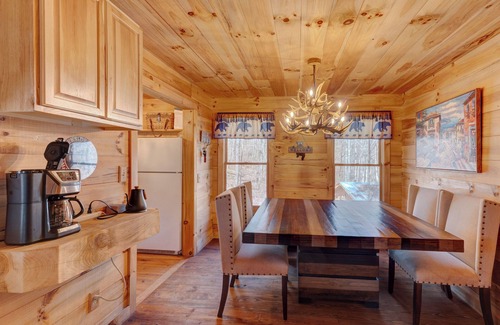 Talking Rock Cabin | Creekside cabin, hot tub, fire pit, wood pizza oven n grill, dogs, near Ellijay