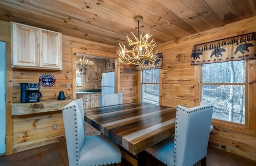 Talking Rock Cabin | Creekside cabin, hot tub, fire pit, wood pizza oven n grill, dogs, near Ellijay