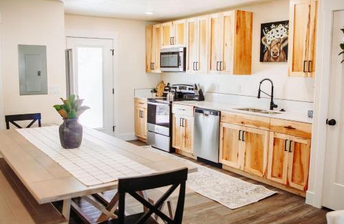 McCammon House | Creekside Cabin Magnolia stay w views and hot springs ONE br