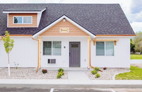 McCammon House | Creekside Cabin Ponderosa-stay with views near Lava