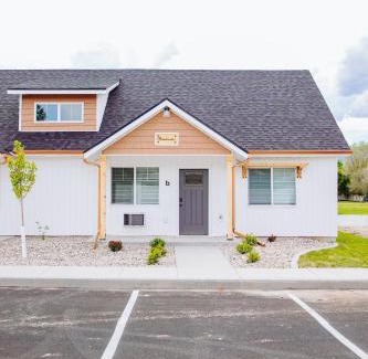 McCammon House | Creekside Cabin Ponderosa-stay with views near Lava