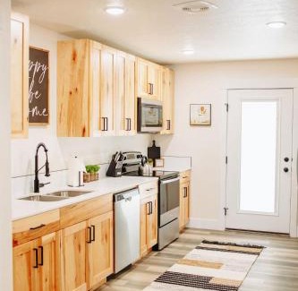 McCammon House | Creekside Cabin Ponderosa-stay with views near Lava