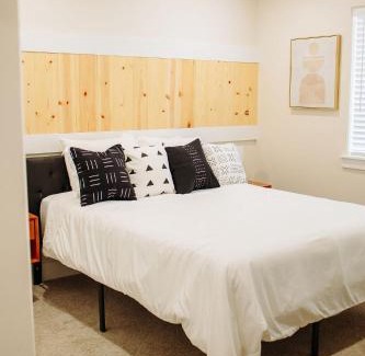 McCammon House | Creekside Cabin Ponderosa-stay with views near Lava