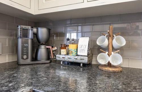 Dogwood Mountain House | Creekside Cabin - Pup-friendly With Ac