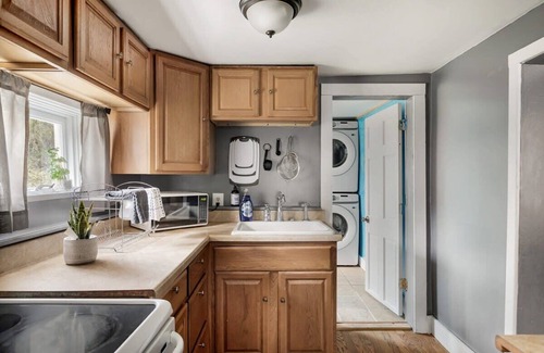 Mount Jackson Ski Chalet | Creekside Cabin w Hot Tub, Fire Pit, Grill, WiFi!