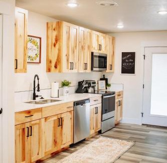 McCammon House | Creekside Cabins Hickory Stay w views near Lava