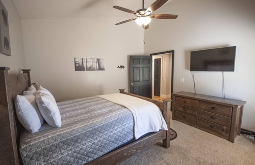 Hiawassee Cabin | Creekside Cascades Cabin on High Tower Creek in Hiawassee. Pet Friendly!
