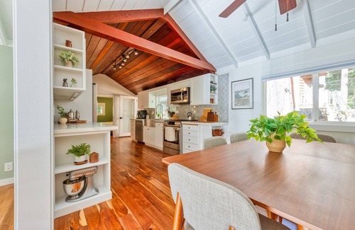 Healdsburg Cottage | Creekside Cottage and Bungalow. Cozy, pet friendly, close to town. Sleeps 6