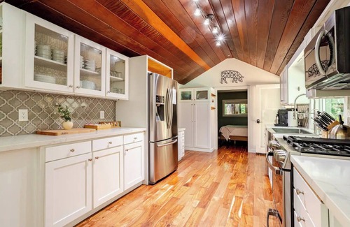 Healdsburg Cottage | Creekside Cottage and Bungalow. Cozy, pet friendly, close to town. Sleeps 6