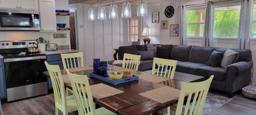 Aquone House | Creekside Cottage - Your Perfect Mountain Getaway!