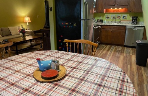 Cleveland Cabin | Creekside Crow's Nest - Cozy Getaway Near Wineries