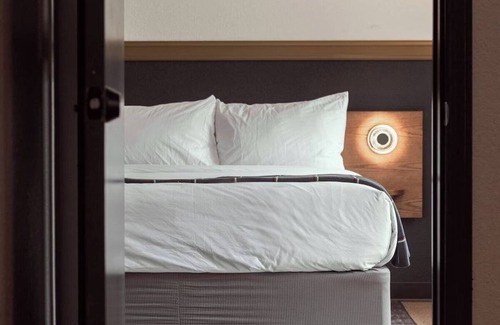 Branson Hotel | Creekside Escape with Vintage Vibes Just 1 Mile from Titanic Museum