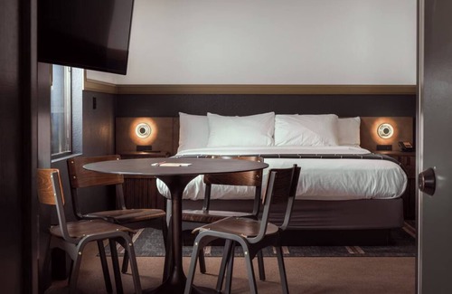 Branson Hotel | Creekside Escape with Vintage Vibes Just 1 Mile from Titanic Museum