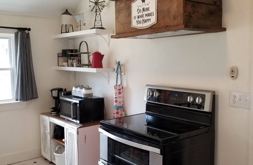 Franklin Cottage | Creekside Farmhouse Cottage in the Mountains