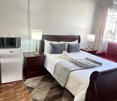 Middelburg House | Creekside Guest House Middelburg