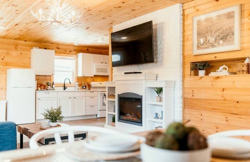 South Bloomingville Cabin | Creekside Hocking Hills Cabin: Game Shed, Hot Tub