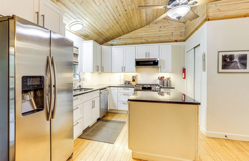 Mountain View Cabin | 'Creekside Hideaway' w/Fire Pit + Creek Access!