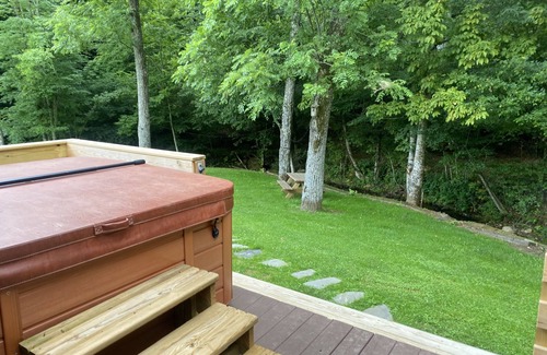 Burnsville House | Creekside home with hot tub within 30 mins to Asheville