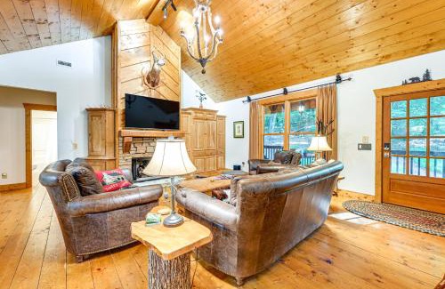 Sapphire House | Creekside Lodge about 4 Mi to Sapphire Valley Resort!