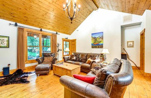 Sapphire House | Creekside Lodge about 4 Mi to Sapphire Valley Resort!