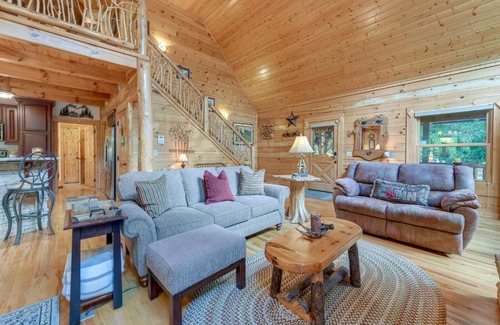 Cataloochee Ranch House | Creekside Maggie Valley Cabin 2 Mi to Skiing!