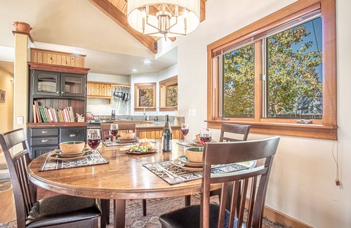 Hailey House | Creekside on Quigley - 3BD Private Home on trails + Hot Tub