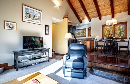 Hailey House | Creekside on Quigley - 3BD Private Home on trails + Hot Tub