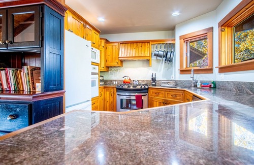 Hailey House | Creekside on Quigley - 3BD Private Home on trails + Hot Tub
