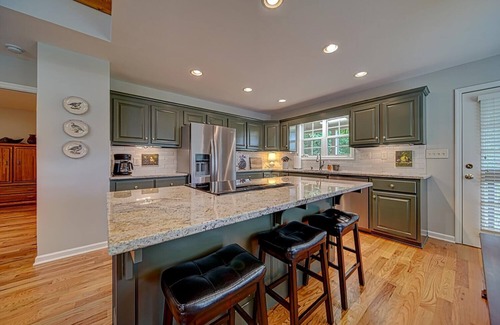 Hayesville Cabin | Creekside, pet friendly, wrap-around porch, minutes to downtown Hayesville!