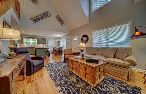 Hayesville Cabin | Creekside, pet friendly, wrap-around porch, minutes to downtown Hayesville!