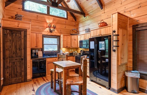 Topton Cabin | Creekside-Pet Friendly Luxury Log Cabin on Creek, Fireplace, Hot Tub, Zipline, Rafting, Horseback Riding-Nantahala NC
