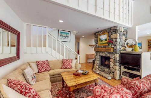 Warm Springs House | Creekside Retreat