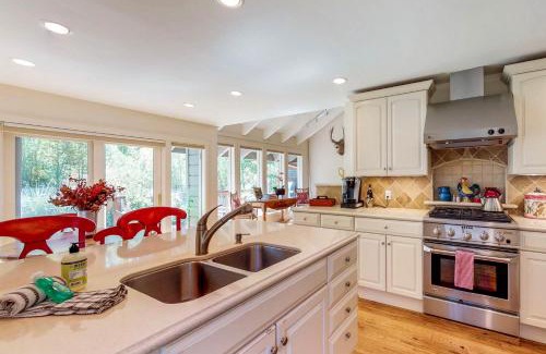 Warm Springs House | Creekside Retreat