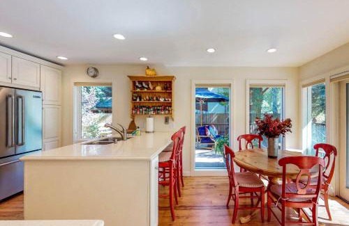 Warm Springs House | Creekside Retreat