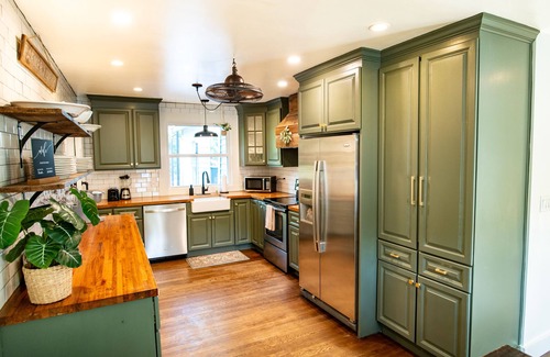 Charleston House | Creekside Retreat w/Hot Tub + Game Room, 6 minutes to Downtown, 15 to Folly!