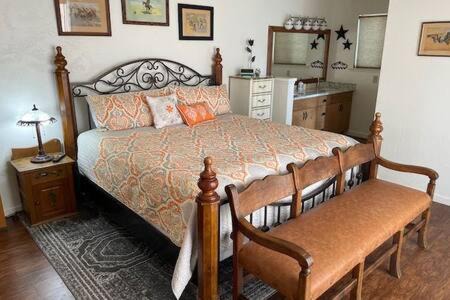 Oakhurst House | Creekside Suite Sleeps 2 Creek frontage Bbq