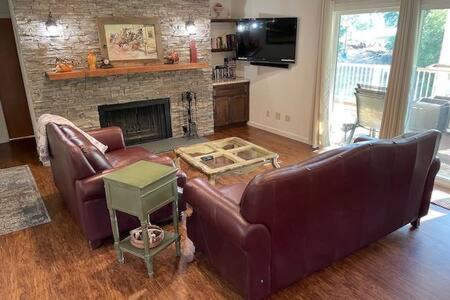 Oakhurst House | Creekside Suite Sleeps 2 Creek frontage Bbq