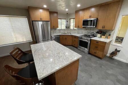 Oakhurst House | Creekside Suite Sleeps 2 Creek frontage Bbq