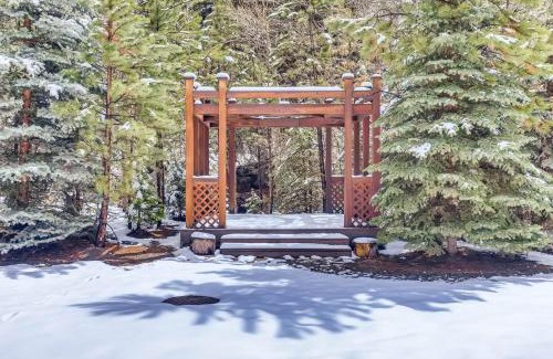 Fall River Estates Apartment | Creekside Suites 01 by Estes Park Condos
