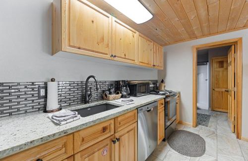Fall River Estates Apartment | Creekside Suites 01 by Estes Park Condos