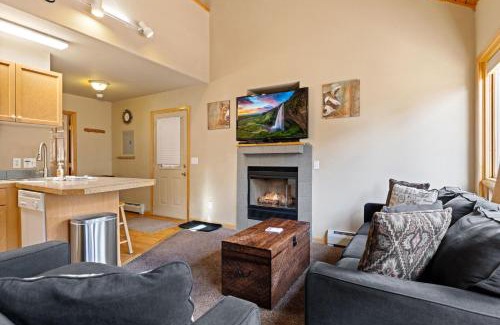 Fall River Estates Apartment | Creekside Suites 04 by Estes Park Condos