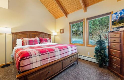 Fall River Estates Apartment | Creekside Suites 04 by Estes Park Condos