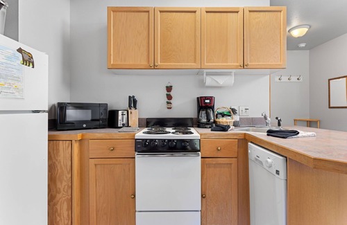 Fall River Estates Condo | Creekside Suites 18 River View!