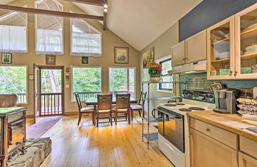 Mars Hill House | Creekside Weaverville Home - 16 Miles to Asheville