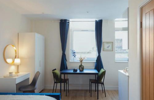 High Wycombe Apartment | Crendon House Cosy Studio - Sleeps 2 & Kitchen