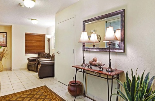 Ashley Oaks House | Crescent Bend House & Gardens Tour! Pets Allowed! FREE Parking & Laundry!