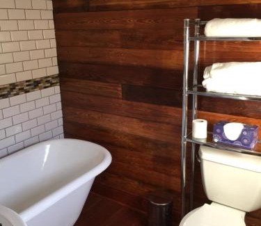 Lower Garden District Apartment | Crescent City Cottage