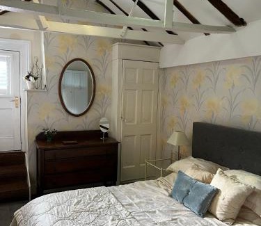 Tewkesbury House | Crescent Cottage, sleeps 8, pet friendly